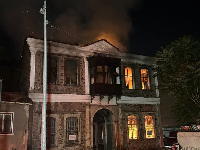 izmirde-alev-alev-yanan-tarihi-bina-kule-dondu-1715117500634.jpg İzmir'de alev alev yanan tarihi bina küle döndü - 3