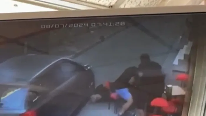 Fatih'te dehşete düşüren anlar! Fenalaşıp yere yığıldığı anda başının üzerinden otomobil geçti - 3