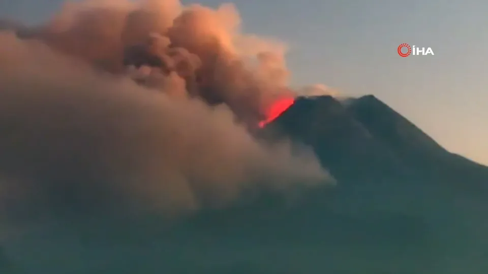 Gökyüzünü duman kapladı! Endonezya’daki Merapi Yanardağı yeniden harekete geçti