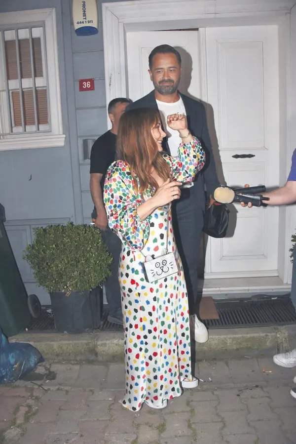 Burçin Terzioğlu tektaşı ve alyansıyla müjdeyi verdi!