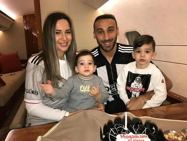 besiktasin-yeni-transferi-cenk-tosun-istanbula-geldi-1612129317015.jpeg Cenk Tosun İstanbul'a geldi! Beşiktaş'ta ikinci Tosun paşa dönemi - 1