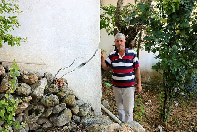 Afyonkarahisar'da kabus evi! Duvarlarında çatlak oluşan evlerde korkuyla yaşıyorlar - 1