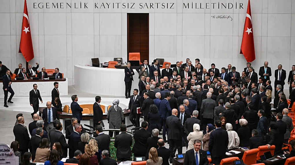 Muhalefet meclis çalışmalarına engel oldu