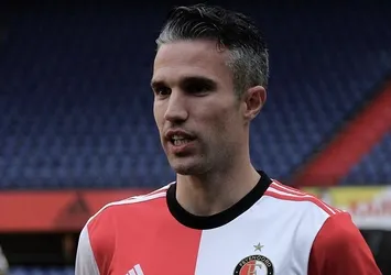 Van Persie futbolu bırakmıyor
