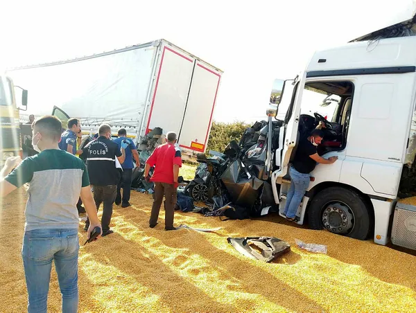 son-dakika-manisada-3-tir-ve-2-otomobilin-karistigi-kazada-3-kisi-oldu-cok-sayida-yarali-var-1630338908797.jpg Son dakika: Manisa'da 3 TIR ve 2 otomobilin karıştığı kazada 3 kişi öldü çok sayıda yaralı var - 4