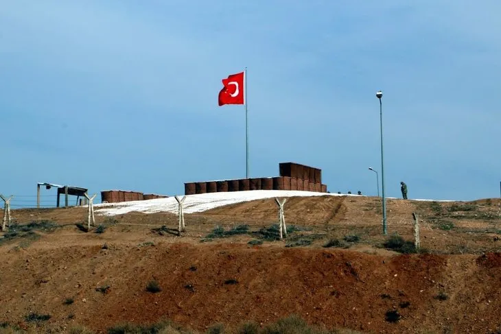 Akçakale’de Suriye sınırına ikinci dev Türk bayrağı