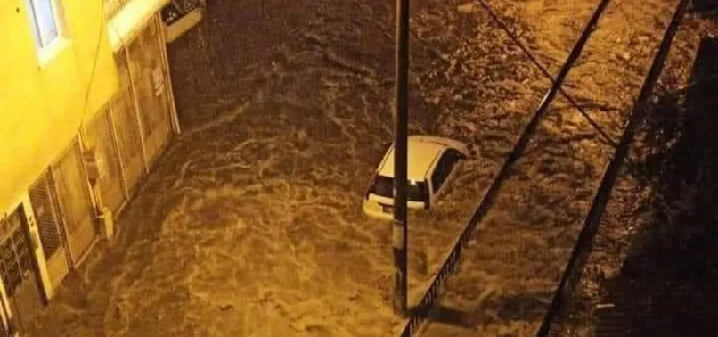 Caddeler nehre döndü! İzmir'de sel felaketi