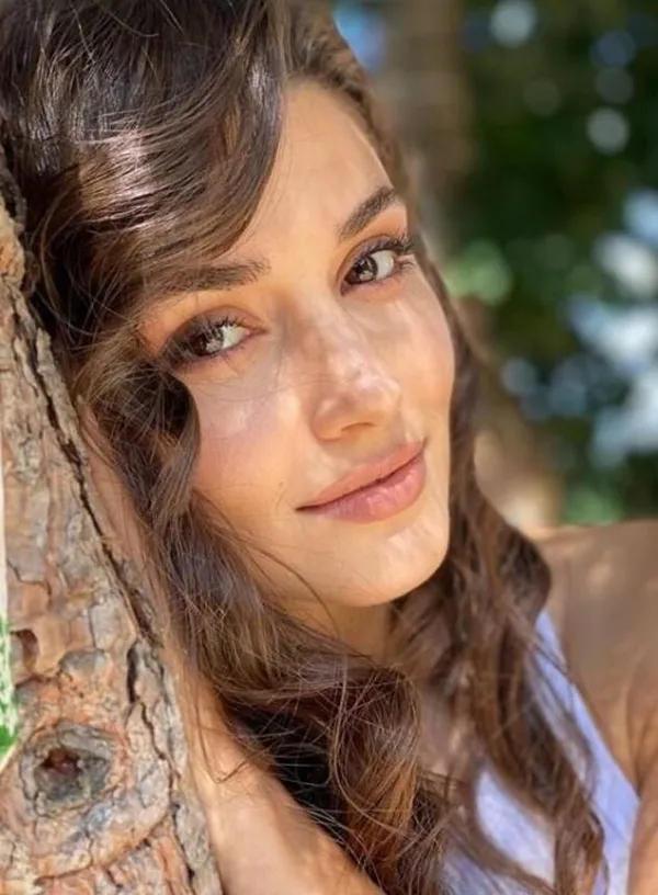 yasemin-ozilhan-serenay-sarikaya-ile-arasina-mesafe-koydu-hande-ercelle-samimiyeti-ilerletmeye-baslatti-1620194258318.jpg Serenay out Hande in! Yasemin Özilhan tarafını belli etti - 2