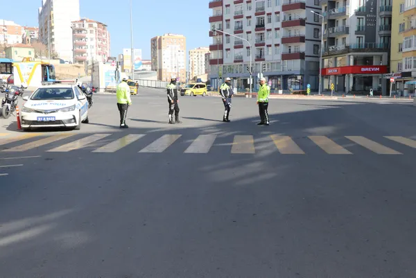 son-dakika-valilikten-aciklama-koronaviruste-ivme-dususe-gecti-1607269554718.jpg Son dakika: Valilikten açıklama: Koronavirüste ivme düşüşe geçti - 2