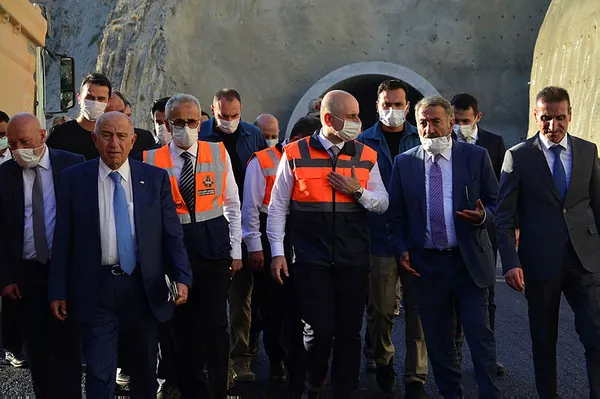 Ulaştırma ve Altyapı Bakanı Adil Karaismailoğlu, Yusufeli'nde yol ve tüneller inşaatlarını inceledi! Tarih verdi - 2