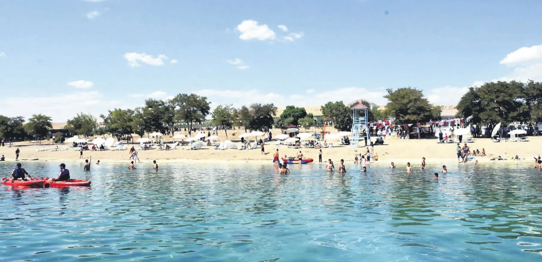 Van Gölü'nde bir kayyum plajı