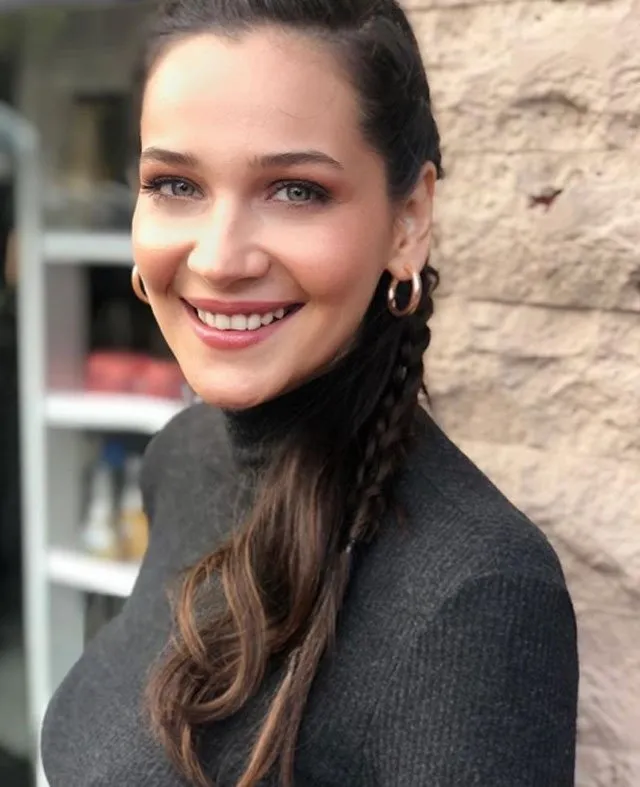 fahriye evcen in dogal guzelligi hayran birakti paylasimina begeni yagdi