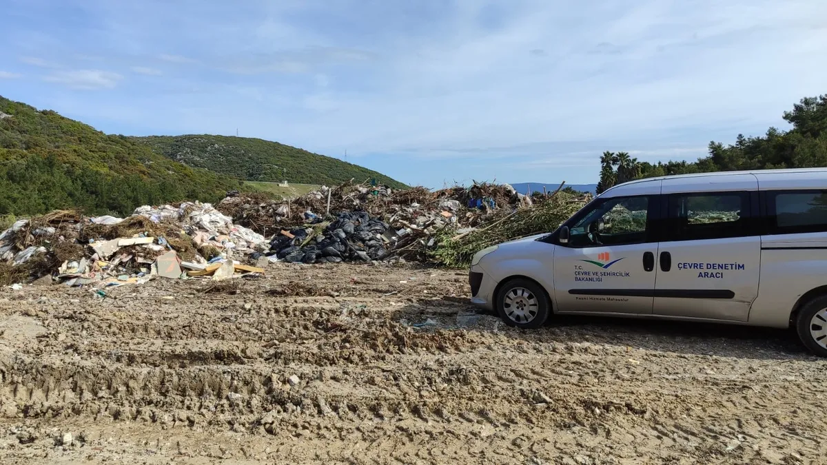 CHP'li Urla Belediyesi açık alana atık döktü: Bakanlık cezayı kesti
