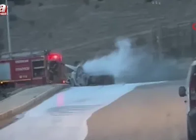 Seyir halindeki otomobil alev aldı