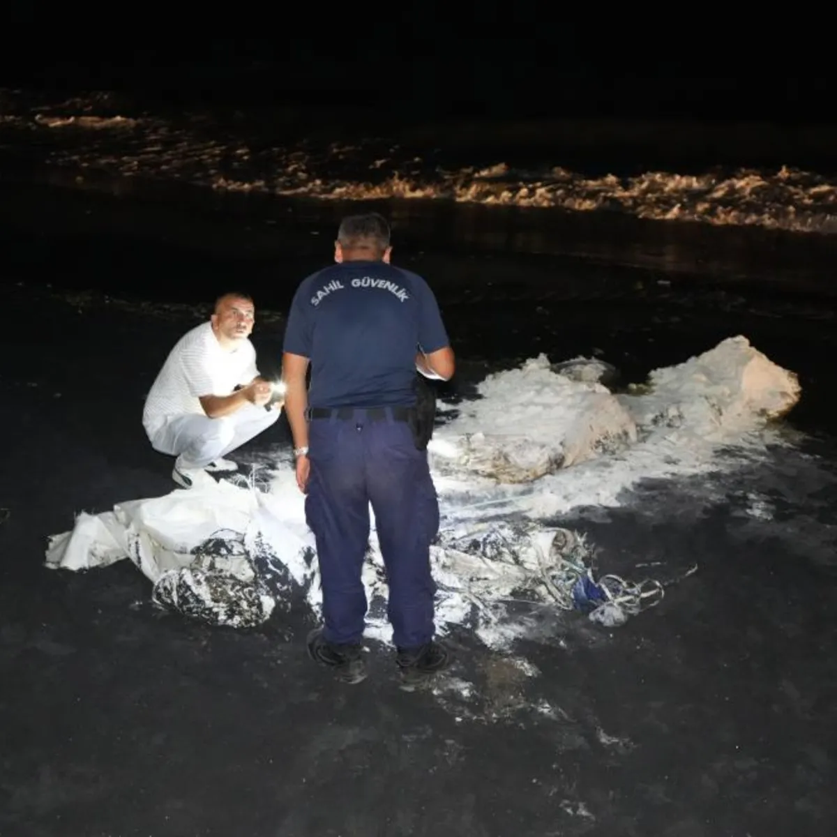 Samsun sahilinde şüpheli madde alarmı! Çuvallardan toz çıktı: Ekipler inceleme başlattı