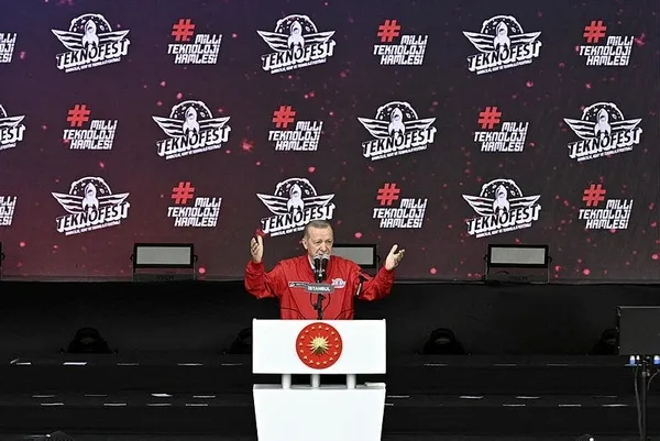 baskan-erdogan-yeniden-sahada-teknofestte-togg-surprizi-aliyevle-birlikte-geldi-1682763113144.jpeg Başkan Erdoğan yeniden sahada! TEKNOFEST'te TOGG sürprizi! Aliyev'le birlikte geldi - 5