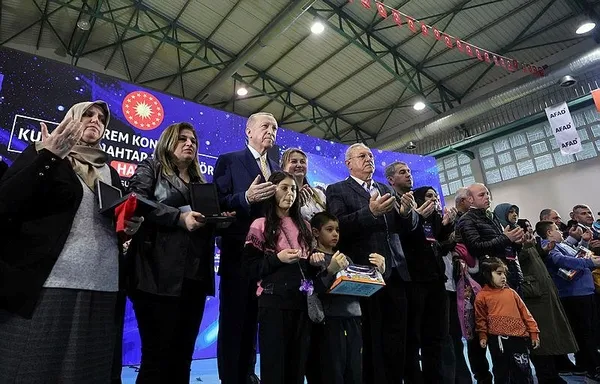 anahtarlar-bizzat-baskan-erdoganin-elinden-deprem-konutlari-hak-sahiplerine-teslim-edildi-hataya-2-yeni-hastan-1706976061197.jpeg