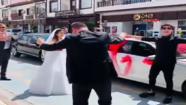 Yılmaz Morgül gelin arabasını durdurdu damadı araçtan indirdi! İşte o anlar - 3