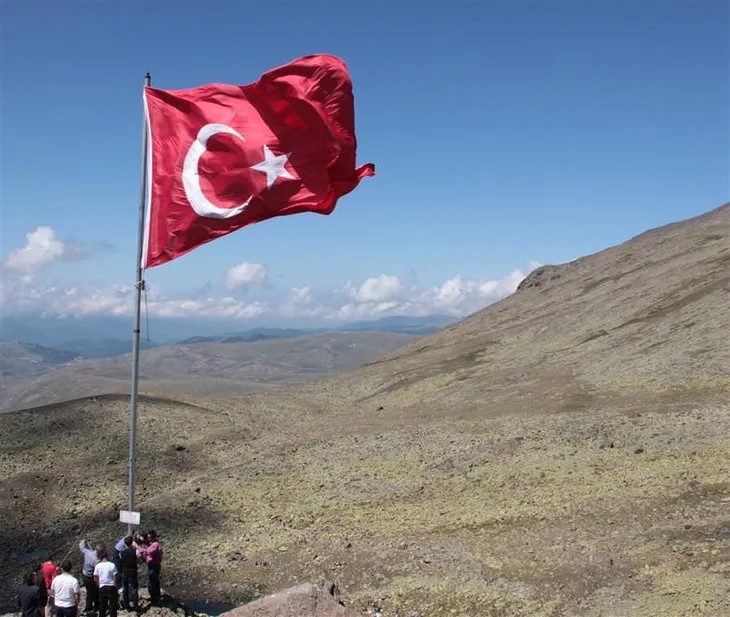 Yaylaya dev Türk bayrağı dikti