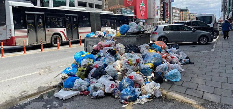 İzmir çöpten geçilmiyor! Çiğli'de çöpler konteynerlerden sokağa taştı