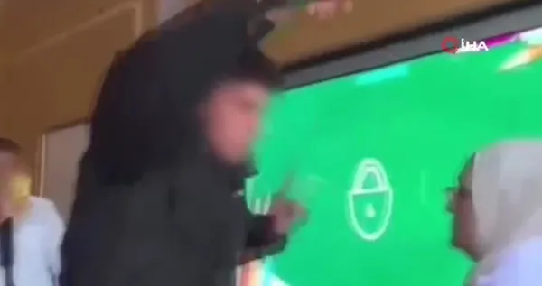ogretmenin-karsisinda-oynayip-tiktok-videosu-cektiler-1709048032522.jpeg TikTok rezilliğine bir yenisi daha! Öğretmenin karşısında oynayıp video çektiler | İl Milli Eğitim Müdürlüğü harekete geçti... - 3