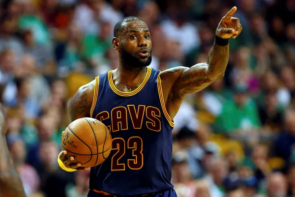LeBron James'in evine ırkçı saldırı - 1