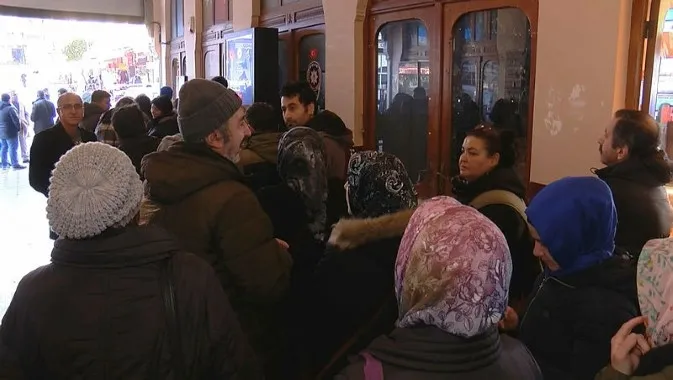 İBB'nin fahiş ulaşım zammı sonrası kart başvuru merkezi önünde kuyruk oluştu - 1