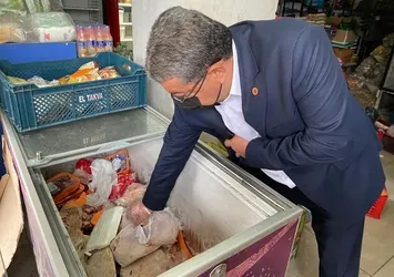Vatandaşa yedireceklerdi! Market baskınında 200 bozuk tavuk ve 150 kilo kıyma ele geçirildi