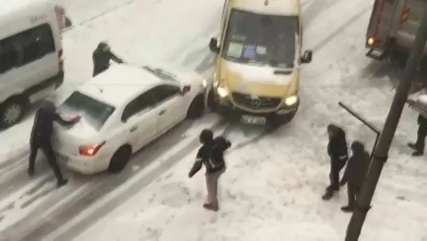 Son dakika: İstanbul Esenyurt'ta kar yağışı sebebi ile kayan yolcu minibüsü kaza yaptı! Kaza anı kamerada - 2