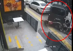 Sürücü fren yerine gaza bastı: 4 araca çarpıp iş yerine girdi