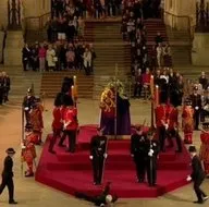 Kraliçe Elizabeth’in cenaze töreninde olay an! Nöbet tutan asker bayıldı