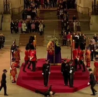 Kraliçe Elizabethin cenaze töreninde olay an! Nöbet tutan asker bayıldı