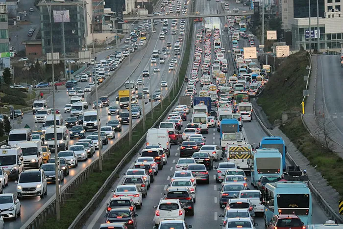 İstanbul'da korku dolu anlar! E-5'te araç alev alev böyle yandı