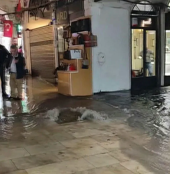 İstanbul'da yoğun yağış! Kapalıçarşı ve Çekmeköy Metrosu'nda çileli saatler - 1