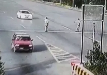 Çarptığı polis taklalar attı! Korkunç anlar kamerada