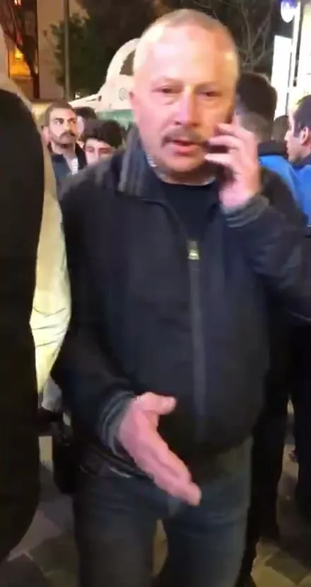 İBB zabıtalarından Taksim’de zorbalık! Küçük çocuklara şiddet sonrası görüntü almak isteyen vatandaşa müdahale