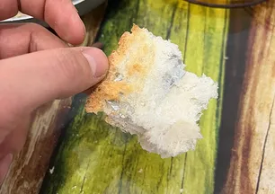 Ekmeğin içinden çıkan şoke etti!