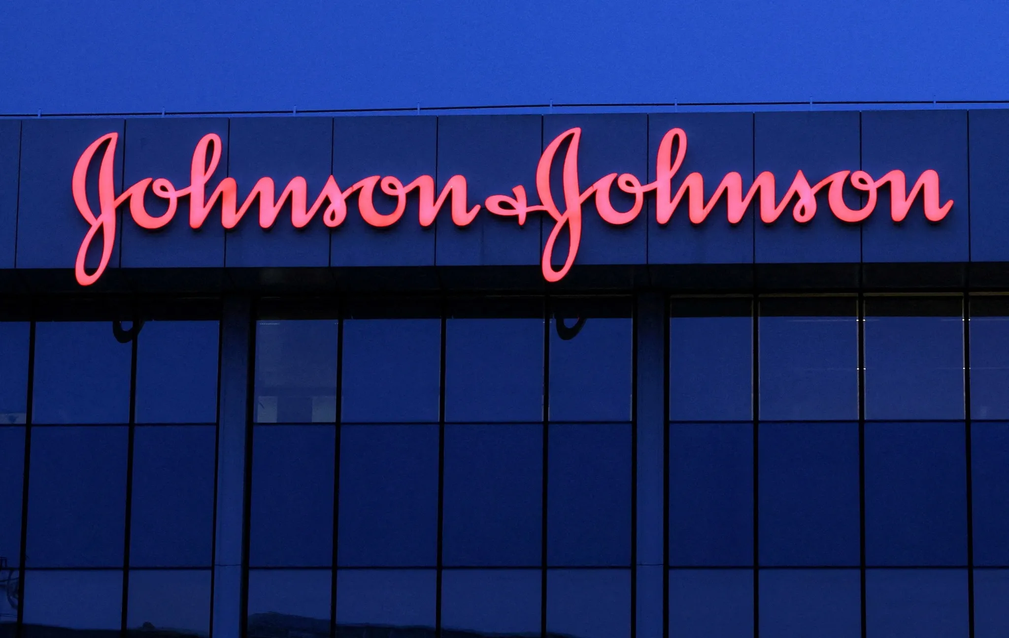 Johnson & Johnson, bebek pudrasının kansere yol açtığı iddiasıyla açılan davaları kapatmak için 5,5 milyar dolar teklif etti