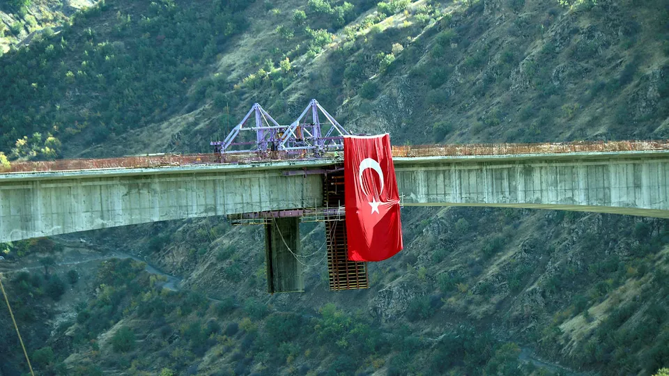 Türkiye'nin en yüksek köprüsünde sona gelindi