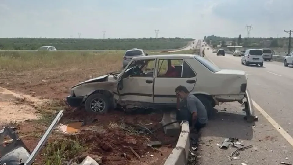 Kaza yaptığı aracının başında gözyaşı döktü