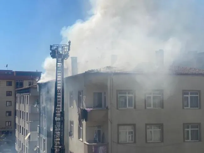 istanbulda-5-katli-binanin-catisinda-yangin-1620915482932.jpg