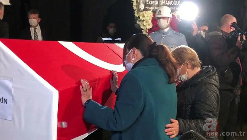 Usta oyuncu Rasim Öztekin’e veda! Gözyaşları içinde uğurlandı 25