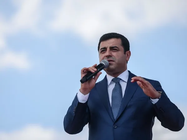 1685535892446.jpeg Selahattin Demirtaş aktif siyaseti bıraktığını açıkladı vatandaş bombardımana tuttu: Aldığın canlar peşini bırakmaz - 1