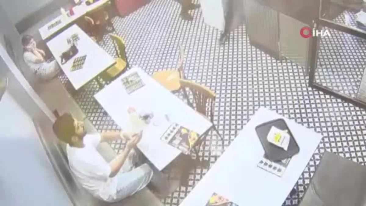 Beyoğlu'nda motosikletle gelip büfeye kurşun yağdırdılar