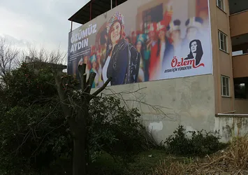 CHP'li Çerçioğlu'nun afişleri için ağaçları kesmişlerdi! Arsanın sahibinden sert yanıt geldi...