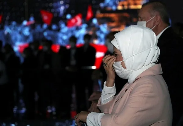 baskan-erdogan-ve-esi-emine-erdoganin-duygu-dolu-anlari-15-temmuz-demokrasi-muzesinde-gozyaslarina-hakim-olamadi-1626379639296.jpg Başkan Erdoğan ve eşi Emine Erdoğan'ın duygu dolu anları | 15 Temmuz Demokrasi Müzesi'nde gözyaşlarına hakim olamadı - 1