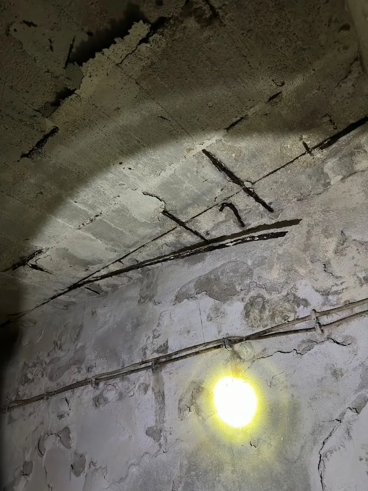 Bakırköy'de esnafı tedirgin eden manzara: Demirler eğrilmiş beton dökülüyor