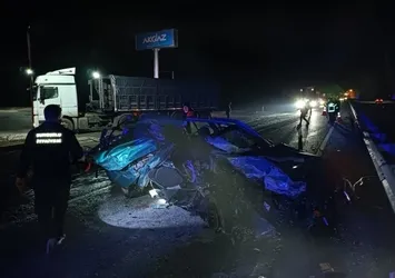 TIR ile otomobil çarpıştı! Araç hurdaya döndü: 1 yaralı
