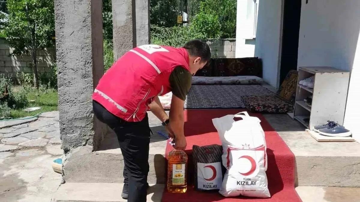 Patnos Kızılay Şubesi ihtiyaç sahiplerinin yanında