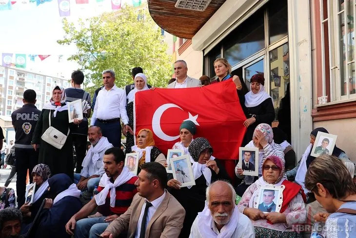 Sanatçılardan Diyarbakır'da nöbet tutan annelere destek